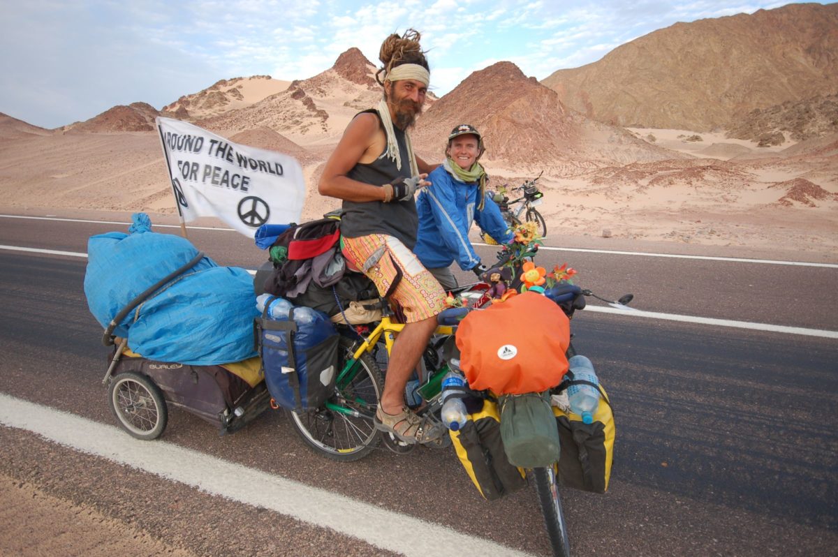 Mirek a Katja a jejich extra naložený vozík za kolo od značky Burley