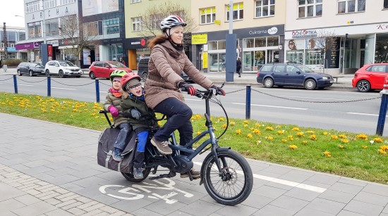 Novinka & akce-Táta a máma tří dětí s nákladním e-bikem Tern GSD