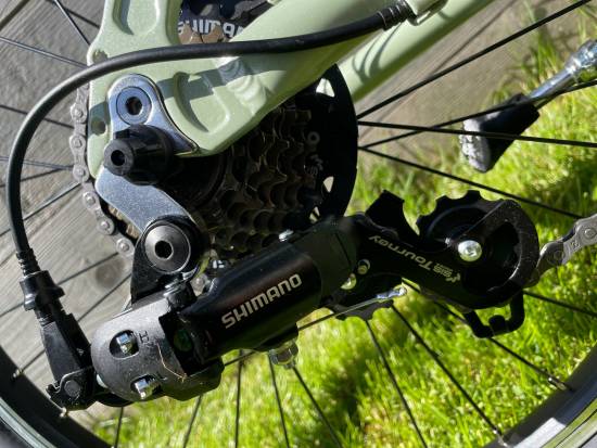 O pohon se stará sedmi rychlostní přehazovačka Shimano s otočným řazením.