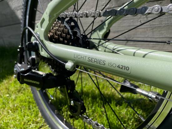 O pohon se stará sedmi rychlostní přehazovačka Shimano s otočným řazením.