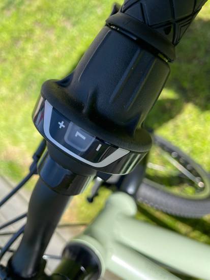 O pohon se stará sedmi rychlostní přehazovačka Shimano s otočným řazením.