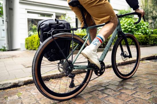 Dojíždění, bikepacking i cykloturistika: Revoluční rychloupínací nosiče pro cyklisty