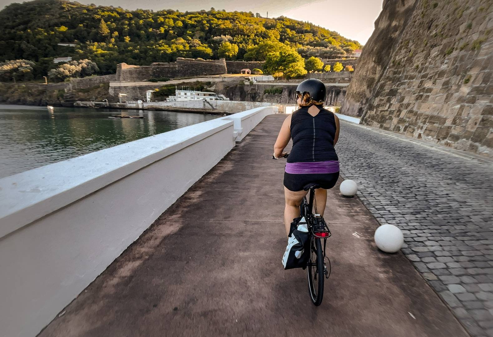 Když plachta nestačí aneb střípky ze života na lodi a kole(m) ní